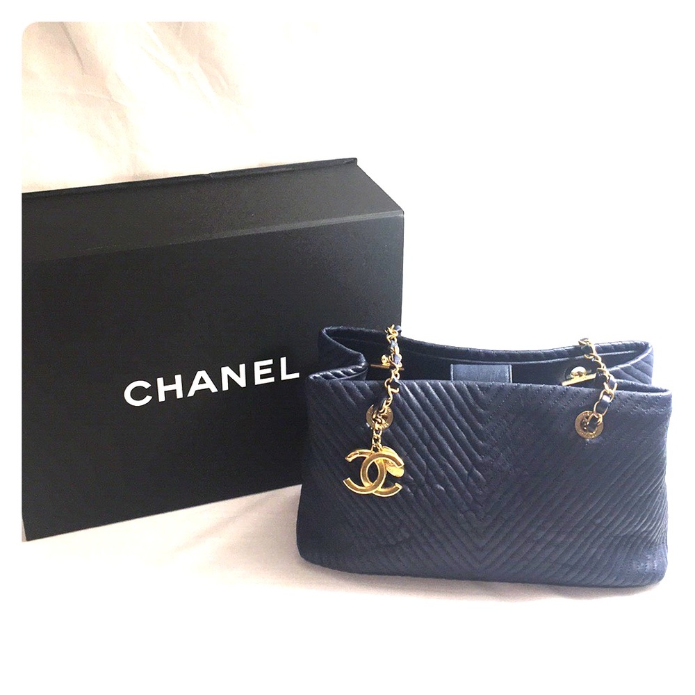 CHANEL Wrinkled Lambskin Quilted Surpique Tote